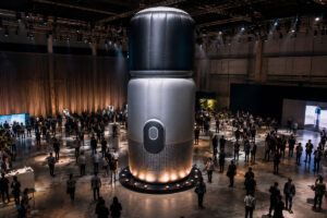 Lanzamiento de producto con réplica inflable gigante para captar la atención del público