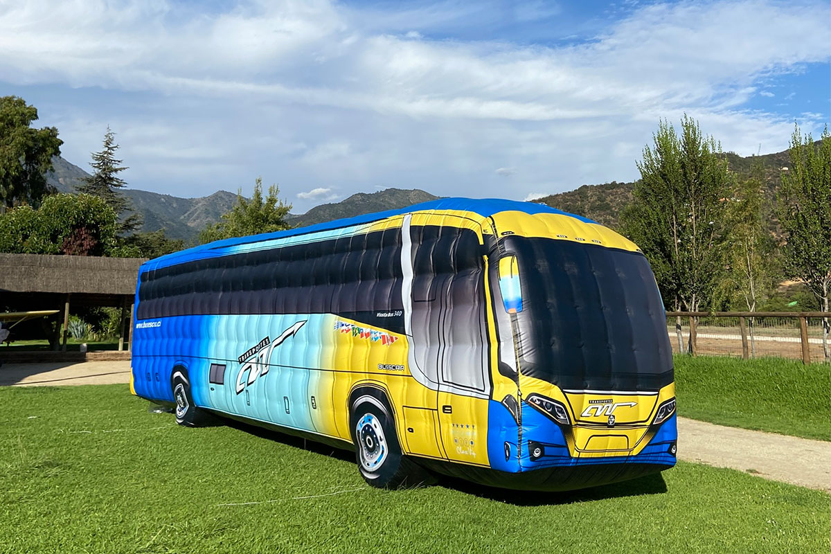 Publicidad inflable con réplica gigante de producto para destacar una campaña comercial
