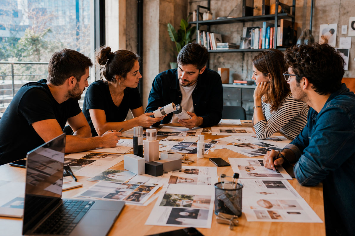 Equipo de marketing preparando una estrategia para el lanzamiento de un producto