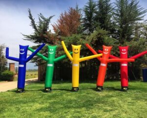 Sky dancer inflable personalizado frente a un negocio